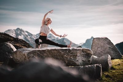 Die Kraft der Tiroler Berge spüren – beim alljährlichen Mountain Yoga Festival St. Anton/Österreich sind Einsteiger ebenso willkommen wie erfahrene Yogis