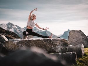 Die Kraft der Tiroler Berge spüren – beim alljährlichen Mountain Yoga Festival St. Anton/Österreich sind Einsteiger ebenso willkommen wie erfahrene Yogis Die Kraft der Tiroler Berge spüren – beim alljährlichen Mountain Yoga Festival St. Anton/Österreich sind Einsteiger ebenso willkommen wie erfahrene Yogis