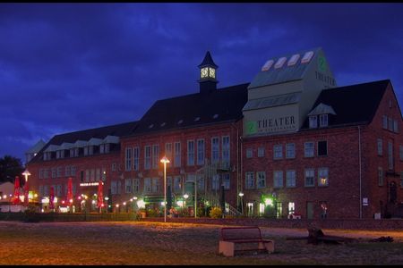 Theater im Stadthafen bei Nacht