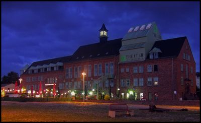 Theater im Stadthafen bei Nacht