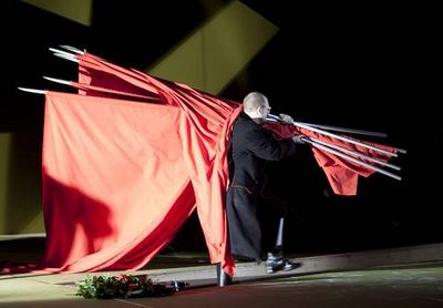 Theater Ein Prinz, ein Traum, ein Krieg –  Neuinszenierung von Hans Werner Henzes  „Der Prinz von Homburg“   am 12.01.2013 im Großen Haus