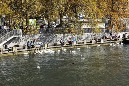 Oberflaechlich betrachtet ist Zuerich eine Stadt in der man einen hohen Lebensstandard erreichen kann, denn sie bietet diverse Rekreationsmöglichkeiten und laedt zum Flanieren ein