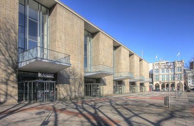 die Kölner Oper gleichzeitig zum Opernhaus und zum Ärgernis des Jahres erklären