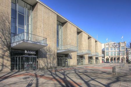 die Kölner Oper gleichzeitig zum Opernhaus und zum Ärgernis des Jahres erklären