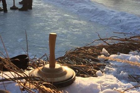 Eisstockschießen ist im Bayerischen Wald ein Volkssport mit 250-jaehriger Tradition