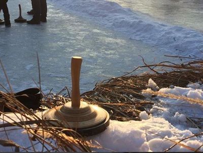 Eisstockschießen ist im Bayerischen Wald ein Volkssport mit 250-jaehriger Tradition