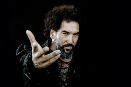 Von der internationalen Presse wird Daniel Puente  Encina als Musik-Rebell und unangepasster Avantgardist bezeichne