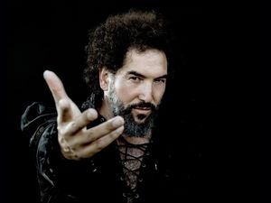 Von der internationalen Presse wird Daniel Puente Encina als Musik-Rebell und unangepasster Avantgardist bezeichne Von der internationalen Presse wird Daniel Puente Encina als Musik-Rebell und unangepasster Avantgardist bezeichne