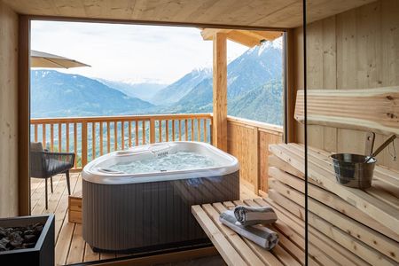 Bergblick auf den uneinsehbaren Terrassen der privaten Deluxe-Chalets des Mountain Village Hasenegg oberhalb der Suedtiroler Gemeinde Schenna bei Meran