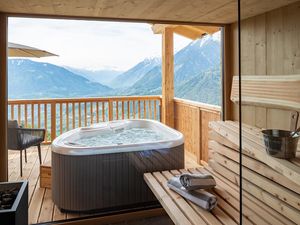 Bergblick auf den uneinsehbaren Terrassen der privaten Deluxe-Chalets des Mountain Village Hasenegg oberhalb der Suedtiroler Gemeinde Schenna bei Meran Bergblick auf den uneinsehbaren Terrassen der privaten Deluxe-Chalets des Mountain Village Hasenegg oberhalb der Suedtiroler Gemeinde Schenna bei Meran