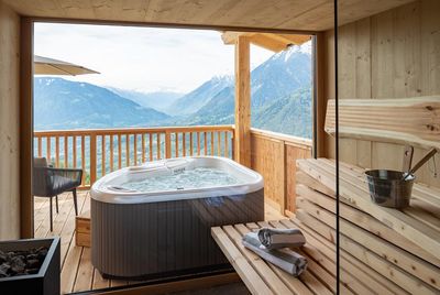 Bergblick auf den uneinsehbaren Terrassen der privaten Deluxe-Chalets des Mountain Village Hasenegg oberhalb der Suedtiroler Gemeinde Schenna bei Meran