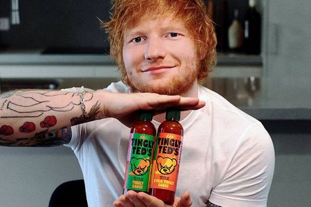 Der eine guckt freundlich, der andere weniger: Ed Sheeran und sein Ketchup-Kumpel
