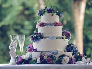 Im klassischen Ablauf einer Hochzeitsfeier nimmt die Hochzeitstorte eine wichtige Position ein Im klassischen Ablauf einer Hochzeitsfeier nimmt die Hochzeitstorte eine wichtige Position ein