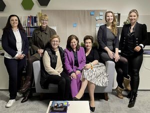 Gruppenbild mit Damen Gruppenbild mit Damen