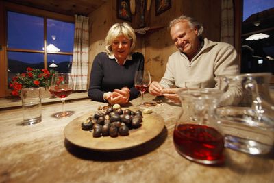 Essen und Trinken Roter Hahn geroestete Kastanien