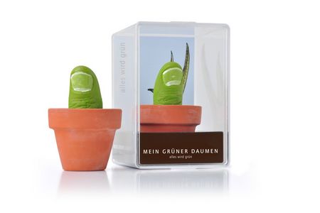 Allen, die noch ein exklusives und ausgefallenes Geschenk für Weihnachten suchen, bietet der Nürnberger Künstler Hardy Kaiser jetzt die Lösung: Den berühmten Grünen Daumen als liebevoll handgefertigtes Design-Unikat aus keramischer Gießmasse. Das vom Künstler signierte und datierte Design-Accessoire ist ein originelles Geschenk und einzigartig in Form, Farbe und Größe.