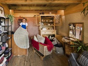 Johanna Aichner stellt Bodenkleider aus Südtiroler Schafwolle her. Nachhaltig und regional. Rund und eckig. Handgemacht und stilbewusst Johanna Aichner stellt Bodenkleider aus Südtiroler Schafwolle her. Nachhaltig und regional. Rund und eckig. Handgemacht und stilbewusst