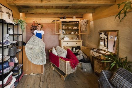 Johanna Aichner stellt Bodenkleider aus Südtiroler Schafwolle her. Nachhaltig und regional. Rund und eckig. Handgemacht und stilbewusst