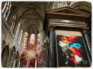 RIDERS OF THE LIGHT von Christy Lee Rogers in der Kathedrale in Paris