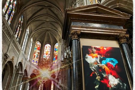 RIDERS OF THE LIGHT von Christy Lee Rogers in der Kathedrale in Paris