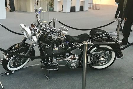 Mit Swarovski-Steinen besetzte Harley Davidson von Harald Gloeoeckler