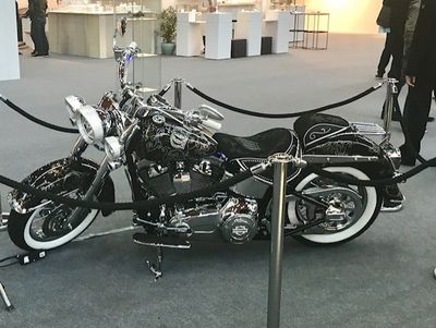 Mit Swarovski-Steinen besetzte Harley Davidson von Harald Gloeoeckler