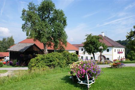 Raum für kreatives Schaffen und Gesundheit bietet das Kleebauer Hof Retreat Center in Oberoesterreich fuer die neuen Programme des Spezialreiseveranstalters Indigourlaub