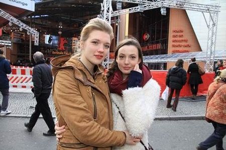 Die Darstellerinnen Gaite Jansen und Elise van’t Laar auf der Berlinale.