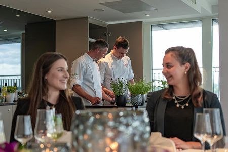 Aussichtsreiches Private Dining über den Dächern der Stadt mit Live Cooking vom Sternekoch – die neue Meeting-Suite Sissi im Hotel Vier Jahreszeiten Starnberg macht’s möglich