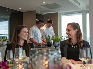 Aussichtsreiches Private Dining über den Dächern der Stadt mit Live Cooking vom Sternekoch – die neue Meeting-Suite Sissi im Hotel Vier Jahreszeiten Starnberg macht’s möglich Aussichtsreiches Private Dining über den Dächern der Stadt mit Live Cooking vom Sternekoch – die neue Meeting-Suite Sissi im Hotel Vier Jahreszeiten Starnberg macht’s möglich