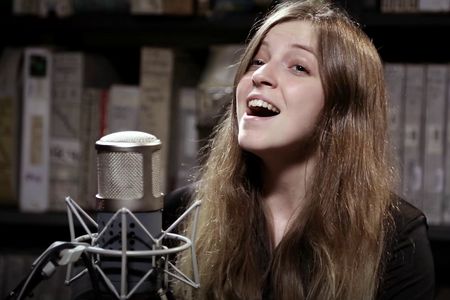 Bislang sind bereits Shows wie ZDF aspekte und ARD Inas Nacht fuer Jade Bird bestaetigt