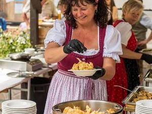 Beim Kaiserschmarrn-Fest in Ellmau/Wilder Kaiser probieren sich Gaeste durch rund 20 Varianten der Tiroler Spezialitaet Beim Kaiserschmarrn-Fest in Ellmau/Wilder Kaiser probieren sich Gaeste durch rund 20 Varianten der Tiroler Spezialitaet