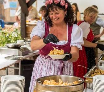 Beim Kaiserschmarrn-Fest in Ellmau/Wilder Kaiser probieren sich Gaeste durch rund 20 Varianten der Tiroler Spezialitaet