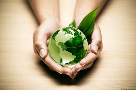 Der neue Onlineshop econanda steht für sinnlich nachhaltige Produkte, die das Leben verschönern. Die ausgewählten Produkte aus den Bereichen Naturkosmetik und Raumästhetik, Yoga- und Meditationszubehör, Accessoires und Tees bis hin zu natürlich hergestellten Schokoladen versprechen ein besonderes Kauferlebnis. Bei econanda gibt es biozertifizierte oder natürlich hergestellte Waren zu entdecken, die sich selten in Regalen von typischen Bioläden finden lassen. Das Konzept berücksichtigt dabei den sich immer mehr durchsetzenden Trend, beim Shoppen nachhaltige Produkte zu favorisieren.