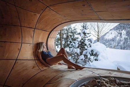 Erholung mit Aussicht verspricht die spektakuläre 3D-Bergsauna im Tiroler Hotel Jungbrunn
