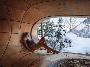Erholung mit Aussicht verspricht die spektakuläre 3D-Bergsauna im Tiroler Hotel Jungbrunn