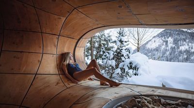 Erholung mit Aussicht verspricht die spektakuläre 3D-Bergsauna im Tiroler Hotel Jungbrunn