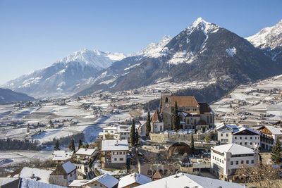 Gemütliche Wandertouren, Südtiroler Spezialitäten und stimmungsvolle Events locken Ruhesuchende im Rahmen der Aktion Slow Mountain Schenna auch in der Nebensaison in die Gemeinde oberhalb von Meran