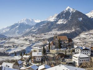 Gemütliche Wandertouren, Südtiroler Spezialitäten und stimmungsvolle Events locken Ruhesuchende im Rahmen der Aktion Slow Mountain Schenna auch in der Nebensaison in die Gemeinde oberhalb von Meran Gemütliche Wandertouren, Südtiroler Spezialitäten und stimmungsvolle Events locken Ruhesuchende im Rahmen der Aktion Slow Mountain Schenna auch in der Nebensaison in die Gemeinde oberhalb von Meran