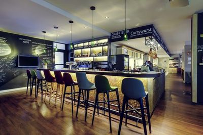 Die Bar des Mercure Muenchen City Center verfuegt über ein reichhaltiges Gin- und Tonicsortiment