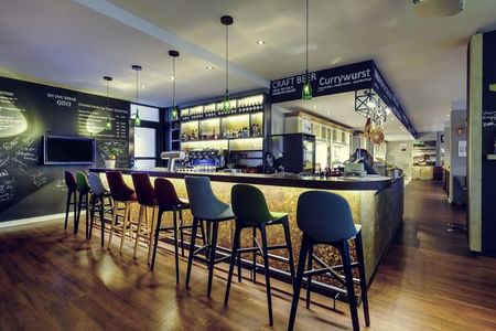 Die Bar des Mercure Muenchen City Center verfuegt über ein reichhaltiges Gin- und Tonicsortiment