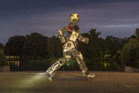 HA Schult präsentiert „Wertgiganten“ vor Landtag