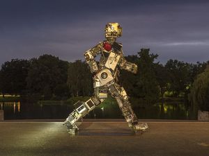 HA Schult präsentiert „Wertgiganten“ vor Landtag