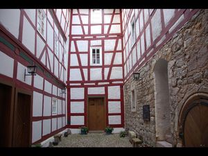 Der Innenhof von Burg Grossbodungen wo der Markt der schoenen Dinge stattfindet Der Innenhof von Burg Grossbodungen wo der Markt der schoenen Dinge stattfindet