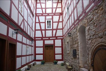 Der Innenhof von Burg Grossbodungen wo der Markt der schoenen Dinge stattfindet