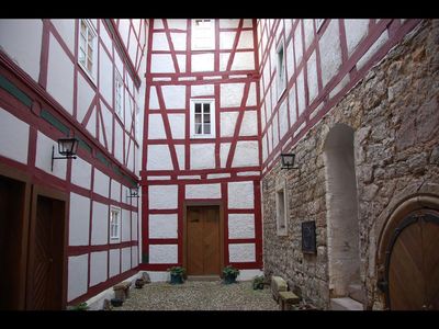 Der Innenhof von Burg Grossbodungen wo der Markt der schoenen Dinge stattfindet