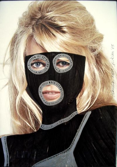 Mit einem Augenzwinkern zerrt der Kuenstler dirkson die deutsche Sauberfrau Claudia an die Front
