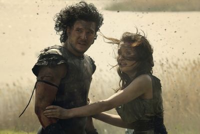 Film Pompeii Szenenbild Kit Harington und Emily Browning Film Pompeii Szenenbild Kit Harington und Emily Browning