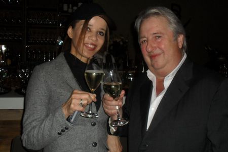 Herbert Seckler mit Michaela Boland die fuer die Freunde der Kuenste eigens nach Duesseldorf gekommen war um ueber die Eroeffnung der Sansibar by Breuninger zu berichten