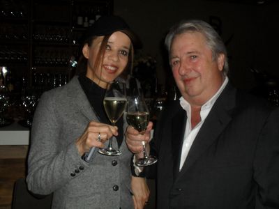 Herbert Seckler mit Michaela Boland die fuer die Freunde der Kuenste eigens nach Duesseldorf gekommen war um ueber die Eroeffnung der Sansibar by Breuninger zu berichten